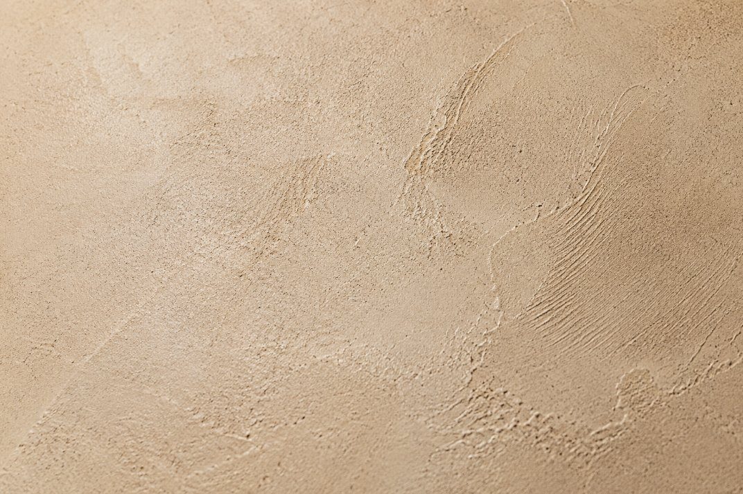 Detalle de la textura del microcemento aplicado en color beige arena